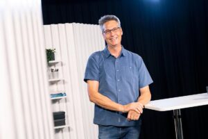 Michaels drivkraft är att få människor att fungera och må bra på jobbet. Han har över 30 års erfarenhet från utbildningsbranschen. Utbildar inom BAM, SAM och arbetsmiljö för chefer och skyddsombud. Handledarutbildare för Prevent. Hans unika bidrag är att skapa en trygg stämning och gott klimat i rummet som ger en större öppenhet och goa snack om arbetsmiljö. Deltagarna uppskattar hans förmåga att skapa relevans, förstå nyttan och dela med sig av konkreta exempel, metoder, verktyg och tips. ”Förmågan att göra det komplexa begripligt och tillämpbart.” Michael har lätt att skapa samarbete och samverkan i sina utbildningar. Har gott om energi, humor och glimten i ögat vilket skapar en trevlig upplevelse. En matglad hantverkare som älskar friidrott. 